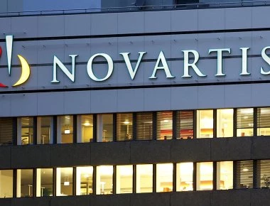 Σοκ! Μητέρα καταγγέλλει ότι η Novartis την κάλεσε για να κάνει ένα ακριβό εμβόλιο στο παιδί της (βίντεο)